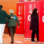 Varias personas se dirigen a vacunarse contra la covid-19 en el centro habilitado en el polideportivo de Paterna (Valencia)