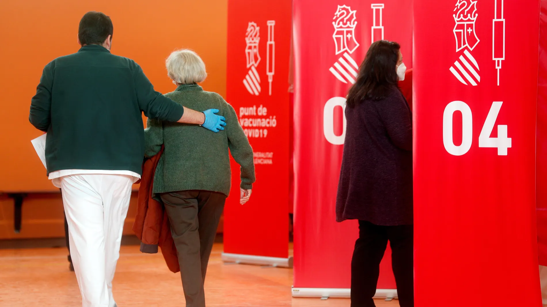 Varias personas se dirigen a vacunarse contra la covid-19 en el centro habilitado en el polideportivo de Paterna (Valencia)