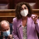 La ministra de Hacienda y portavoz del Gobierno, María Jesús Montero, interviene en una sesión de control al Gobierno, a 14 de abril de 2021