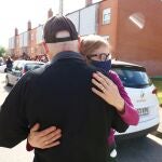 Antonia y José se abrazan tras ser desahuciados en Ponferrada