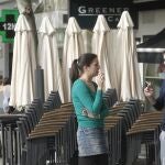 Dos fumadores en una terraza