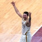 Luka Doncic celebra su triple ganador contra Memphis Grizzlies.