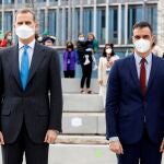 El rey Felipe VI y el presidente del Gobierno, Pedro Sánchez (d), asisten a la inauguración del nuevo campus de Airbus, este jueves, en Getafe