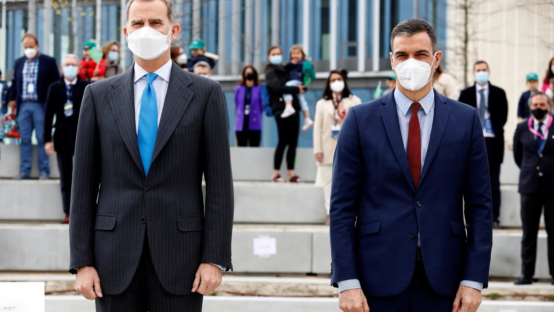 El rey Felipe VI y el presidente del Gobierno, Pedro Sánchez (d), asisten a la inauguración del nuevo campus de Airbus, este jueves, en Getafe