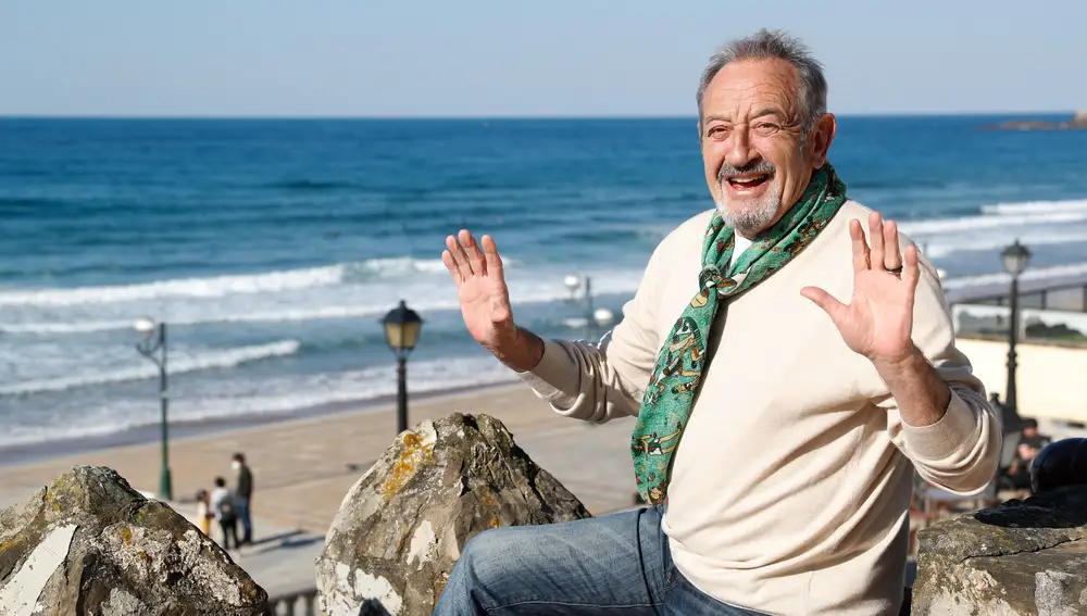 El cocinero Karlos Arguiñano, posa en su restaurante de Zarautz (Gipuzkoa), antes de ofrecer una entrevista a Efe