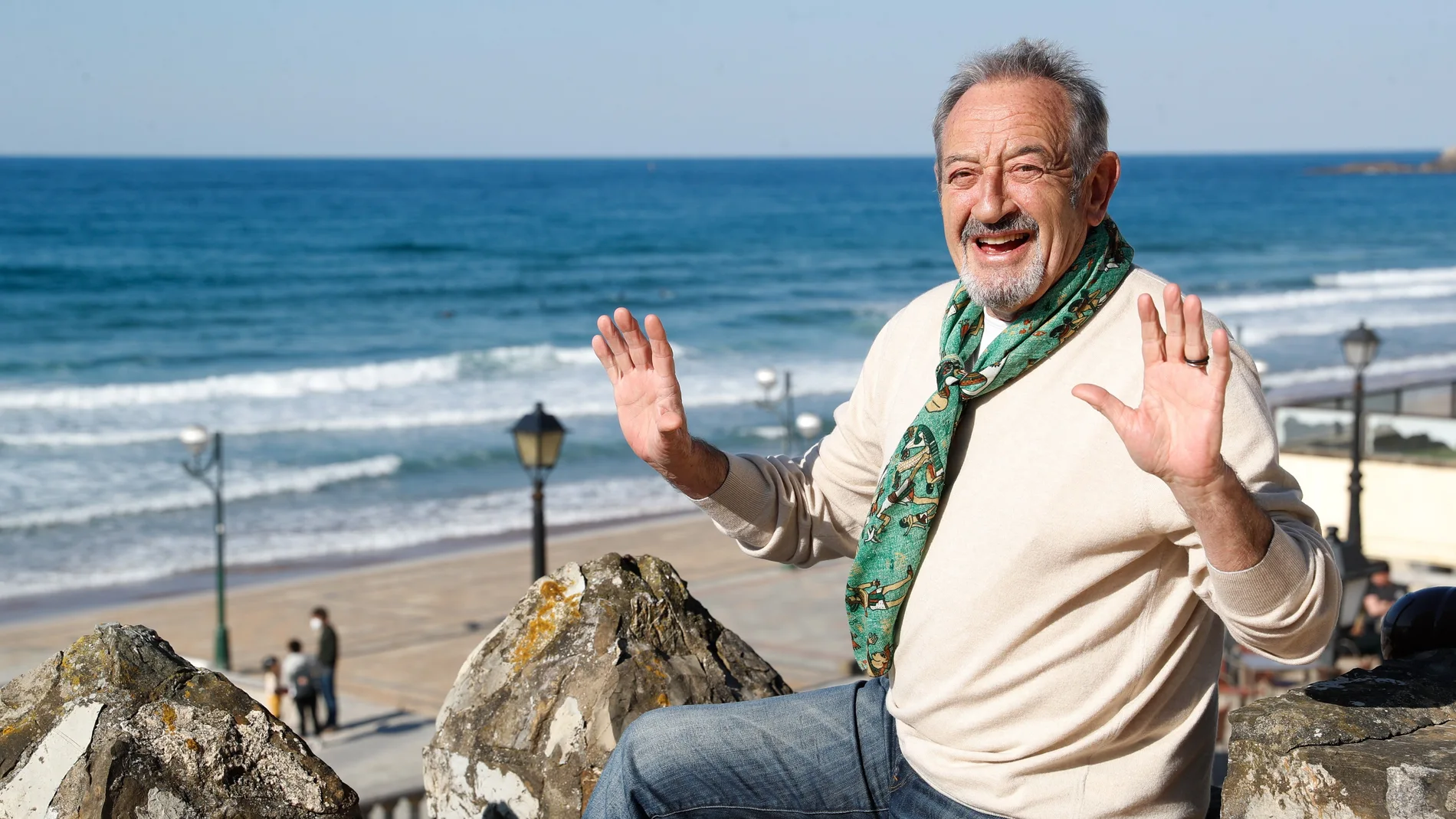 El cocinero Karlos Arguiñano, posa en su restaurante de Zarautz (Gipuzkoa), antes de ofrecer una entrevista a Efe