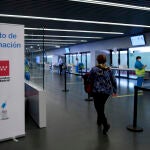Varias personas en el dispositivo de vacunación puesto en marcha en las instalaciones del Wanda Metropolitano
