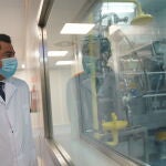 El presidente de la Junta, Juanma Moreno, visita las instalaciones de la compañía Laboratorios Rovi, que trabaja para los fabricantes de vacunas