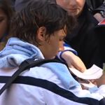 Nadal firma autógrafos tras ganar su primer partido en Montecarlo a Kucera, en 2003