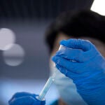 Una sanitaria prepara la vacuna contra el Covid-19 en el dispositivo puesto en marcha en las instalaciones del Wanda Metropolitano