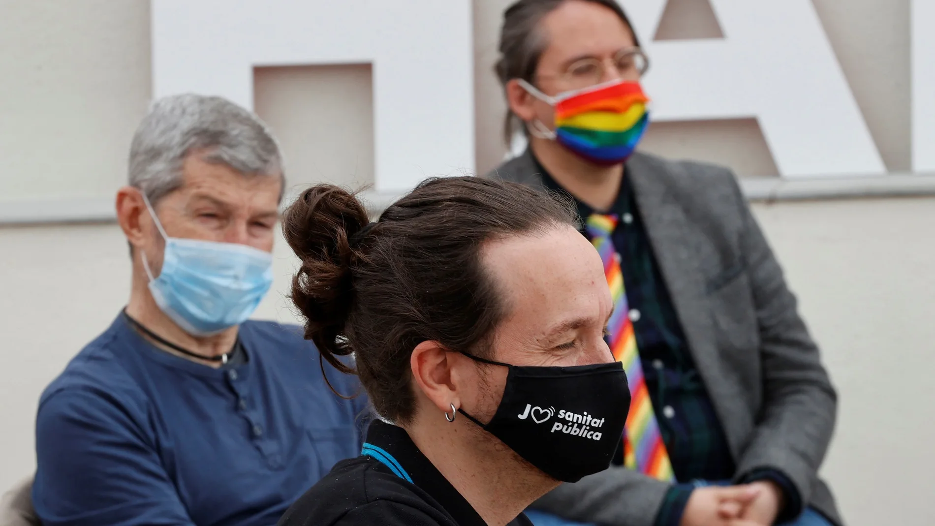 El candidato de Podemos a la Comunidad de Madrid, Pablo Iglesias, junto a Julio Rodríguez (i), exjefe del Estado Mayor de la Defensa (jemad). durante el acto de precampaña sobre derechos LGTBI hoy en Madrid.