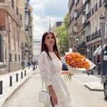 Mery Turiel con vestido blanco