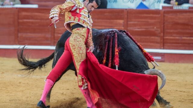 El diestro Emilio Justo durante la corrida celebrada hoy Sábado en la plaza de toros de Sanlucar de Barrameda, compartiendo cartel con Enrique Ponce y Manuel Díaz “El Cordobés”, lidiando reses de Juan Pedro Domecq