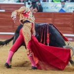 El diestro Emilio Justo durante la corrida celebrada hoy Sábado en la plaza de toros de Sanlucar de Barrameda, compartiendo cartel con Enrique Ponce y Manuel Díaz “El Cordobés”, lidiando reses de Juan Pedro Domecq