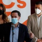 El candidato de Ciudadanos (Cs) a la presidencia de la Comunidad de Madrid, Edmundo Bal (en el centro de la imagen)
