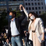 El presidente del PP, Pablo Casado, y la candidata a la reelección en las eleciones madrileñas, Isabel Díaz Ayuso, durante el acto de pegada de carteles