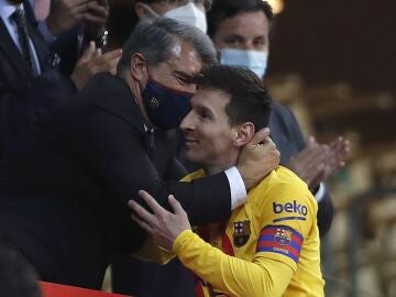 Joan Laporta abraza a Messi despu&eacute;s de conquistar la Copa