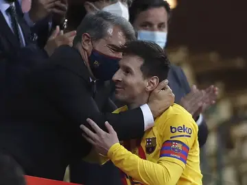 Joan Laporta abraza a Messi después de conquistar la Copa Joan Laporta abraza a Messi después de conquistar la Copa