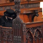 La reina Isabel II, sentada sola en la capilla del castillo de Windsor durante el funeral de su marido el pasado 17 de abril