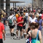 La gente pasea sin mascarilla por el paseo marítimo de Tel Aviv