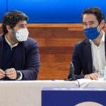 El secretario general del PP, Teodoro García Egea (d) acompañado por el presidente del partido en la Comunidad de Murcia Fernando López Miras (i)