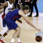 Pau Gasol intenta anotar ante la defensa de Yankuba Sima en el Barcelona - Baxi Manresa