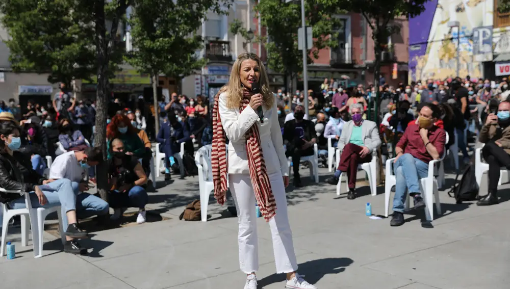 La vicepresidenta tercera y ministra de Trabajo, Yolanda Díaz, interviene durante el acto de inicio de campaña de Unidas Podemos para las elecciones a la Asamblea de Madrid, a 17 de abril de 2021, en el barrio de Lavapiés, Madrid (España).