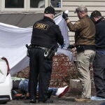 Agentes de la ley junto al cuerpo de una víctima en el bar de Somers House donde ocurrió un tiroteo cerca de Kenosha, Wisconsin
