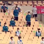 Parte del banquillo del Athletic sentado durante el himno