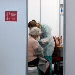 Una sanitaria vacuna a una mujer en el primer día de la vacunación masiva en la Comunidad Valenciana