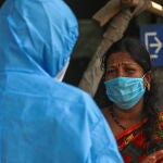 Mumbai (India), 09/04/2021.- A relative of a suspected covid-19 positive patient interacts with health worker outside of a dedicated Covid-19 Health Centre in Mumbai, India, 19 April 2021. There is shortage of beds and oxygen supply in several metro cities where the Covid-19 cases continue to rise rapidly EFE/EPA/DIVYAKANT SOLANKI