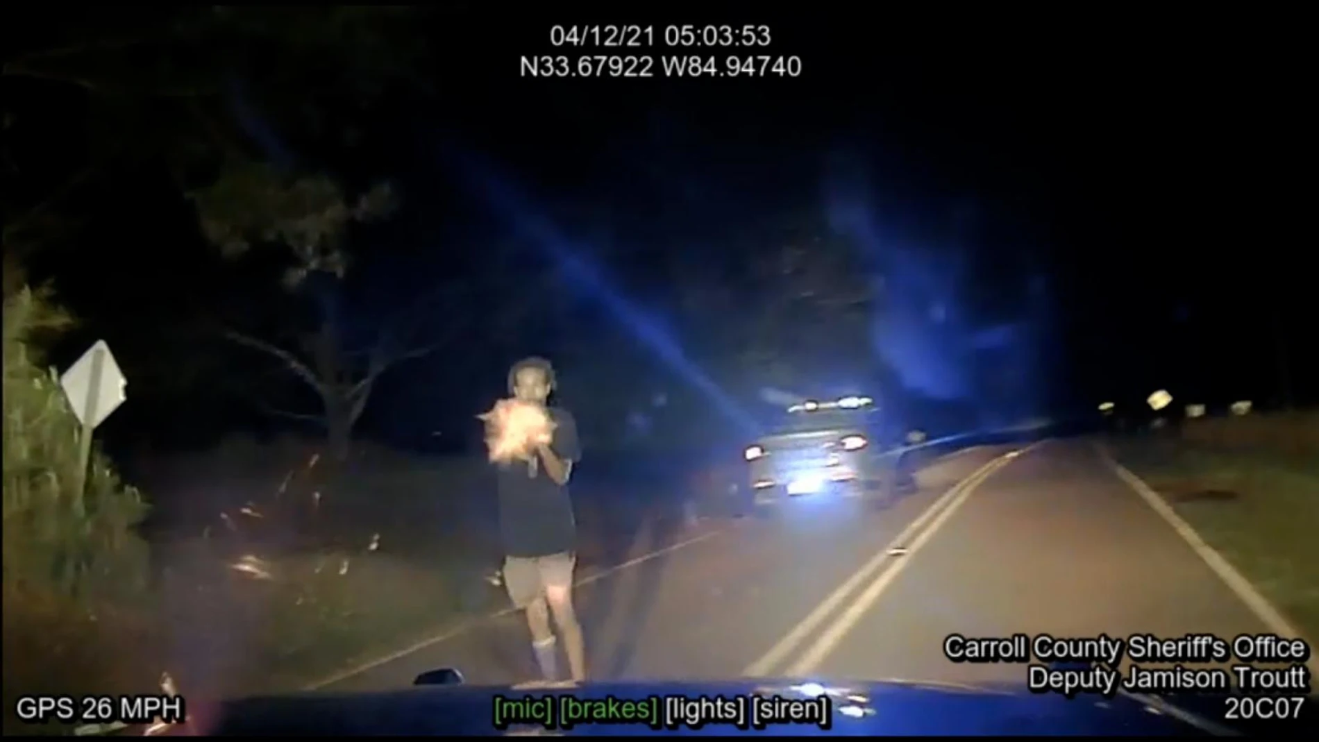 Captura en el que un individuo se baja del vehículo y abre fuego contra los policías con un rifle AK-47