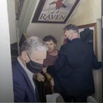 Momento en el que el dueño del pub echa a gritos al líder del Partido Laborista británico en Bath