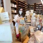 Clara Díez esta al frente de la Formaje, la tienda referente del mundo del queso en Madrid