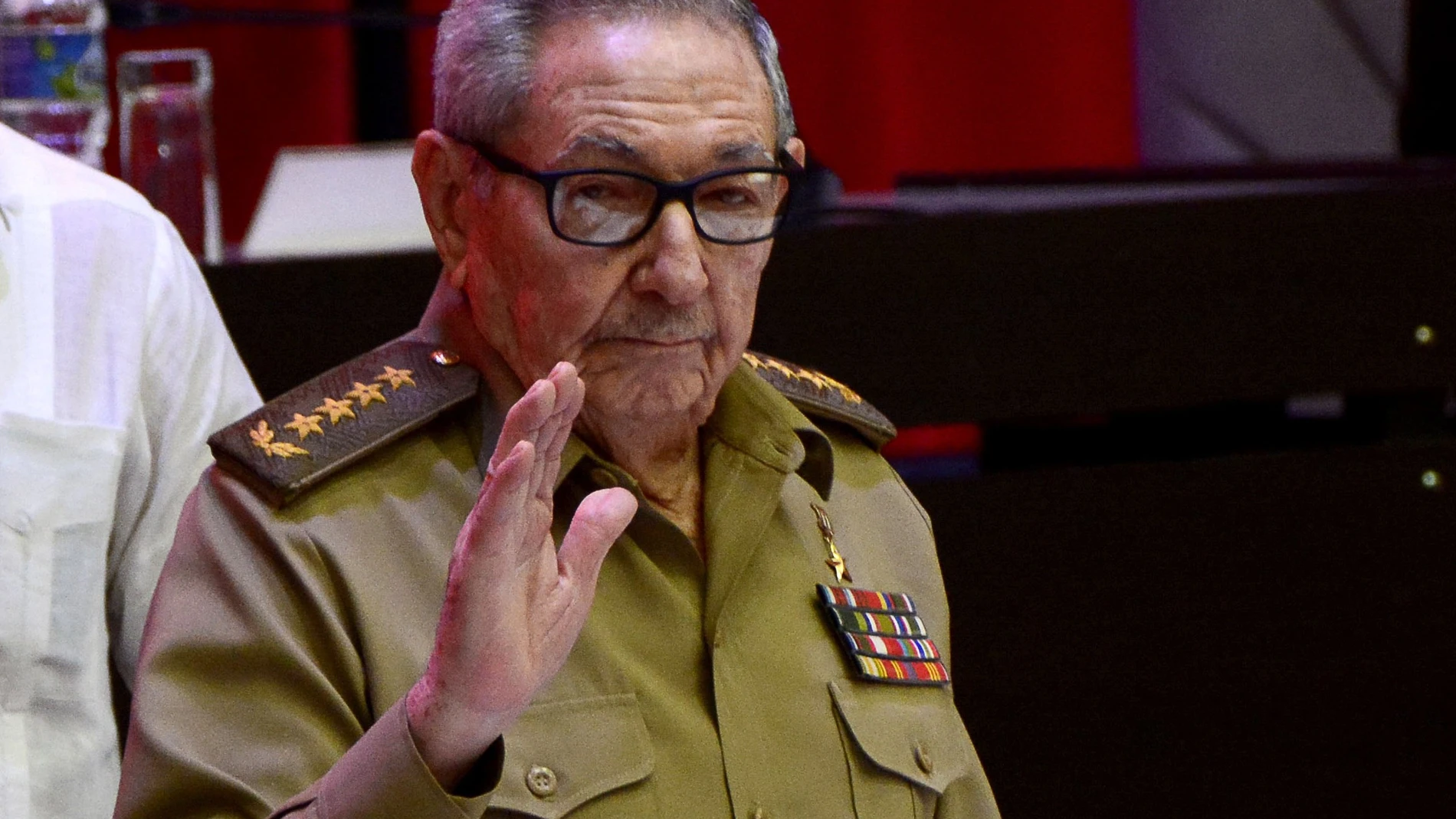 El general de Ejército Raúl Castro saluda tras la elección de Miguel Díaz-Canel Bermúdez, Presidente de la República, como primer secretario del Comité Central del Partido Comunista de Cuba