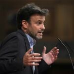 El diputado de Unidas Podemos Jaume Asens interviene durante la sesión plenaria celebrada este martes en el Congreso de los Diputados, en Madrid. EFE/ Kiko Huesca