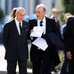 Francisco Franco Martínez-Bordiú y Juan José Franco Suelves junto a Luis Felipe Utrera-Molina, abogado de la familia, en Mingorrubio el día de la reinhumación de Franco