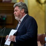 El diputado de Unidas Podemos, Juan Antonio López de Uralde interviene durante una sesión plenaria en el Congreso de los Diputados, a 20 de abril de 2021, en Madrid, (España). En el pleno de hoy se debatirán, entre otras, estas Proposiciones de Ley: el plan de medidas y acciones políticas del Gobierno para combatir la situación de precariedad de la juventud; una propuesta sobre defensa de los valores democráticos; o las posibles medidas que va a adoptar el Gobierno para acabar con la desviación de poder en el Ministerio del Interior.20 ABRIL 2021;CONGRESO DE LOS DIPUTADOS;POLÍTICA;POLÍTICOS;INTERVENCIÓNEUROPA PRESS/J. Hellín. POOL20/04/2021