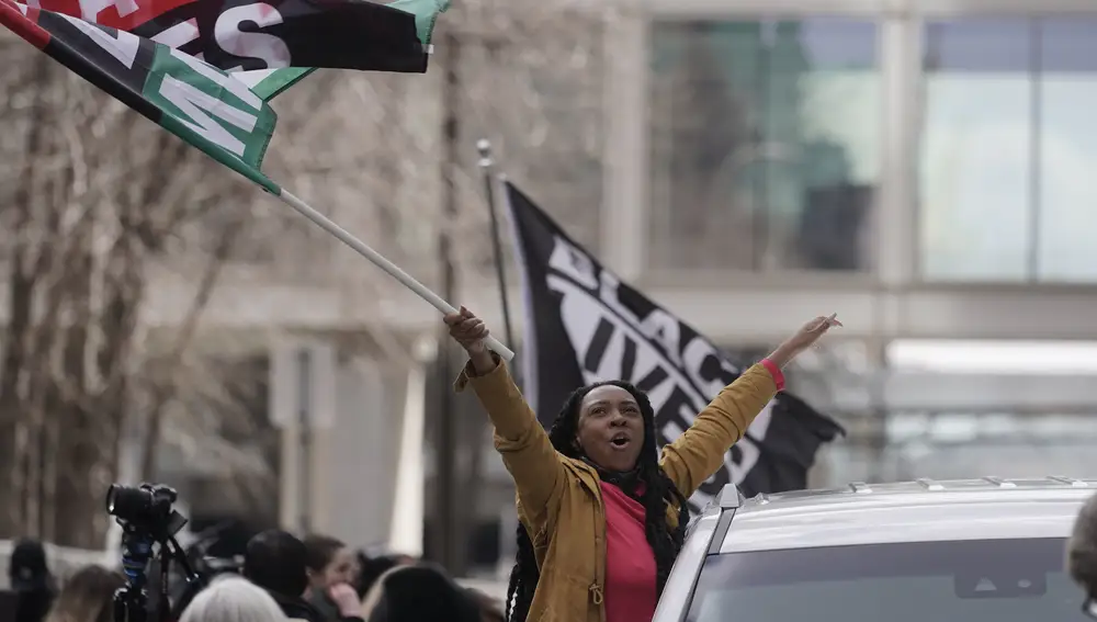 Varias personas celebran la condena de Derek Chauvin, el ex agente de policía, por el asesinato de George Floyd