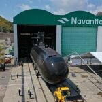 El submarino S-81 durante su colocación en la antegrada del astillero