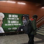 Cartel electoral de Vox en la estación de cercanías de Sol que la Fiscalía quiere que se retire cautelarmente