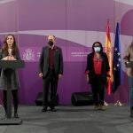 La ministra de Igualdad, Irene Montero (d) y su homóloga de Derechos Sociales y Agenda 2030, Ione Belarra (i) comparecen para explicar las medidas tras la difusión de publicidad que incita al odio en el transporte público en la sede del ministerio de Igualdad este miércoles