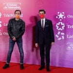 El candidato a la presidencia de la Comunidad de Madrid por Ciudadanos, Edmundo Bal, acompañado por el director general de Telemadrid, José Pablo López, a su llegada al debate.