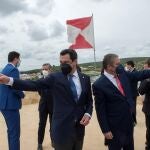 El presidente de la Junta de Andalucía, Juanma Moreno (I), durante la inauguración de la restauración del Castillo de Villardompardo en Jaén, del siglo XIII, acompañado del alcalde de la localidad, Francisco López