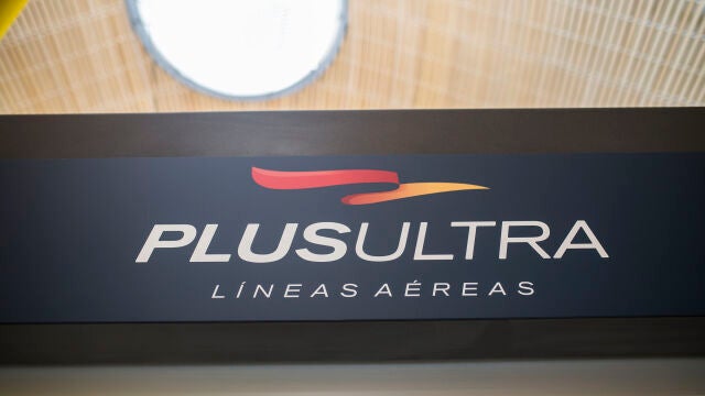 Un panel muestra información sobre vuelos de la aerolínea Plus Ultra, en el aeropuerto de Madrid-Barajas Adolfo Suárez