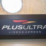 Un panel muestra información sobre vuelos de la aerolínea Plus Ultra, en el aeropuerto de Madrid-Barajas Adolfo Suárez