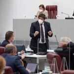 El presidente de Murcia, Fernando López Miras (c), interviene durante la sesión de control al gobierno celebrada este miércoles en la Asamblea Regional de Murcia en Cartagena. EFE/Marcial Guillén