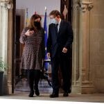 El presidente de la Generalitat, Ximo Puig , y la presidenta de Baleares, Francina Armengol, se dirigen a la rueda de prensa tras reunirse para tratar asuntos relacionados con las ayudas de los fondos europeos