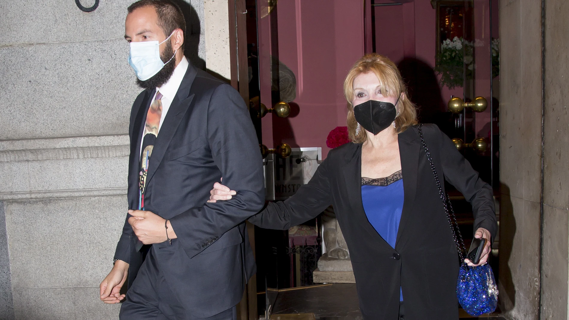 Tita Cervera y Borja Thyssen salen del restaurante donde han disfrutado de una cena con José María Michavila y Ángel Acebes. En Madrid (España) a 19 de abril de 2021.THYSSEN;RESTAURANTE;HORCHER;Óscar Ortiz / Europa Press19/04/2021