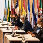 El primer ministro de Portugal, Antonio Costa y el presidente de Portugal, Marcelo Rebelo de Sousa durante la reunión plenaria de la XXVII Cumbre Iberoamericana de Jefes de Estado y de Gobierno en el Hotel Sport Village a 21 de abril de 2021, en Andorra la Vella (Andorra). La Cumbre Iberoamericana ha sido convocada bajo el lema de 'Innovación Para el Desarrollo Sostenible. Objetivo 2030. Iberoamérica frente al reto del coronavirus'. Esto significa que, aunque en lo inmediato sea ineludible afrontar el crítico estado de cosas causado por la pandemia, los Objetivos de Desarrollo Sostenible (ODS) y la Agenda 2030 mantienen su plena vigencia, a la espera de acción eficaz por parte de los países. El acto contará con la presencia de los jefes de Estado y de gobierno de Andorra, España, Portugal, Guatemala --organizador de la última cumbre-- y República Dominicana, que organizará la siguiente; además de con sus ministros de Exteriores, y acudi